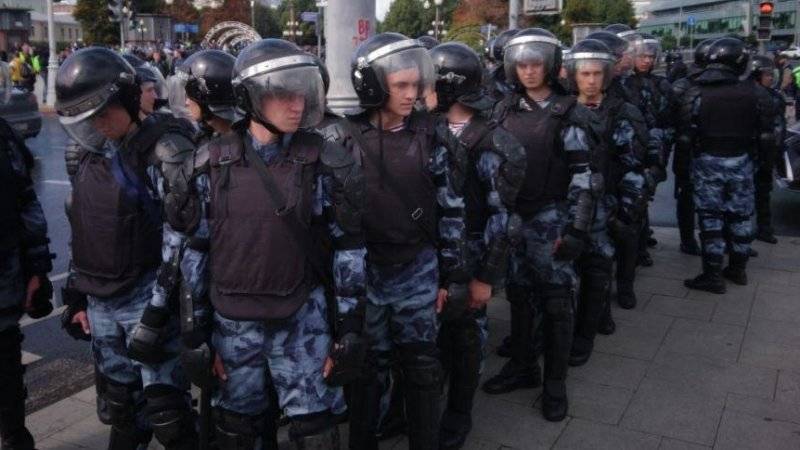 Эксперт назвал эталоном вежливости поведение полиции на незаконных митингах в Москве