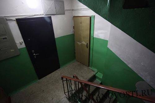 Силовики дважды за вечер пытались выломать дверь квартиры участника акции 27 июля