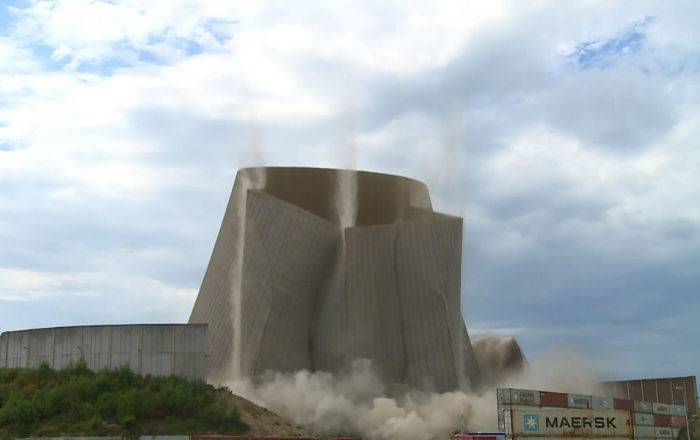 Башня АЭС сложилась как бумажная - на видео попала работа профессиональных подрывников
