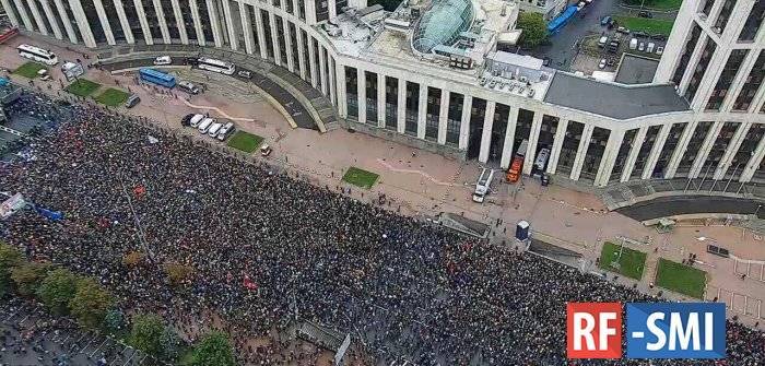 На разрешенный митинг в центре Москвы пришло порядка 25-30 тысяч человек