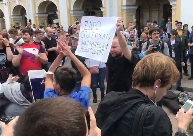 В Петербурге задержали более 20 участников пикетов за свободные выборы