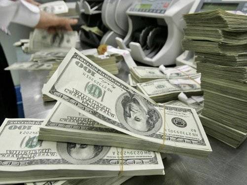 Украинцы предложили сделать доллар национальной валютой