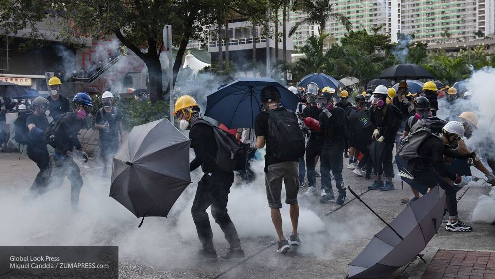 Полиция Гонконга разогнала демонстрантов, применив слезоточивый газ