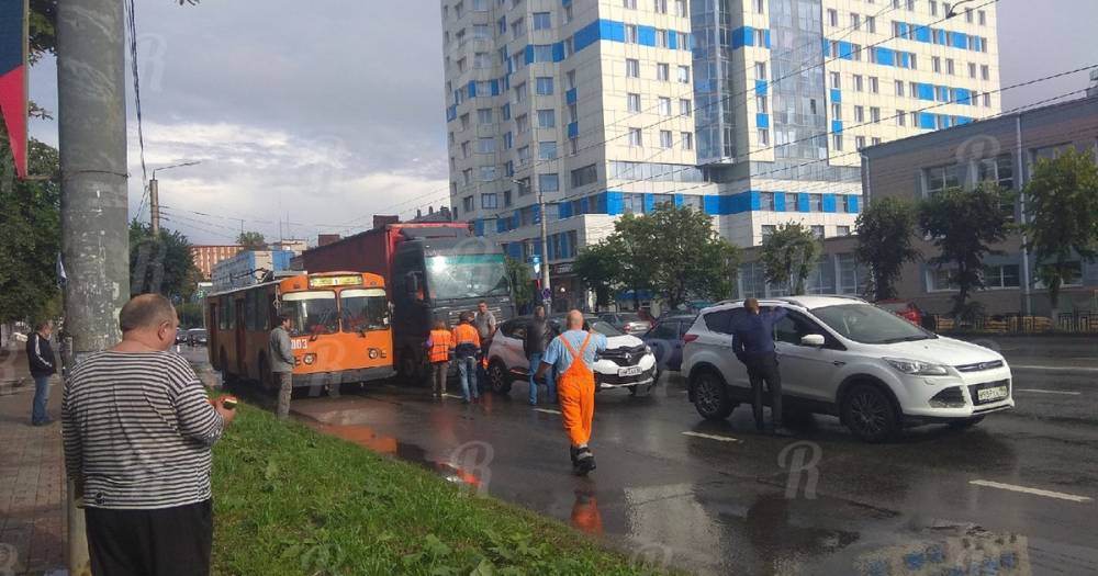 Троллейбусы в Смоленске встали из-за одной мелкой аварии