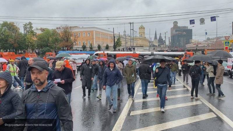 Публика массово уходит с митинга "оппозиции" в Москве, не дождавшись рэпера Face