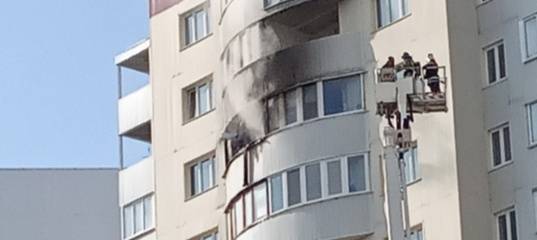 В Тюмени в многоэтажном доме горит квартира на Гольцова. Одного человека госпитализировали