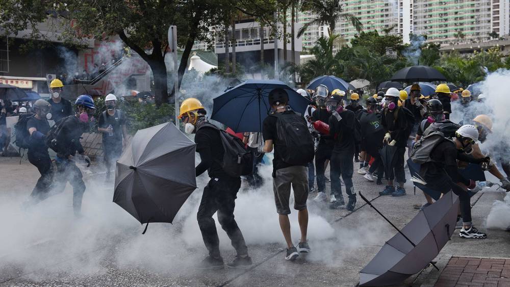 Гонконгская полиция применила слезоточивый газ против демонстрантов