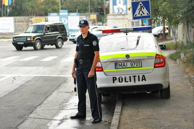 В Молдавии полицейские открутили российские номера с автомобиля