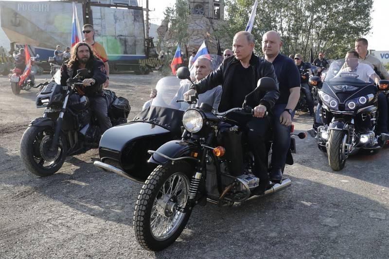 Владимир Путин: У вас замечательная традиция, связанная с поддержанием всего самого лучшего в сердце русского человека