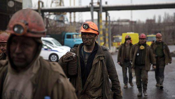 В Донецкой области шахтеры протестуют третьи сутки, требуя погасить им долги по зарплате