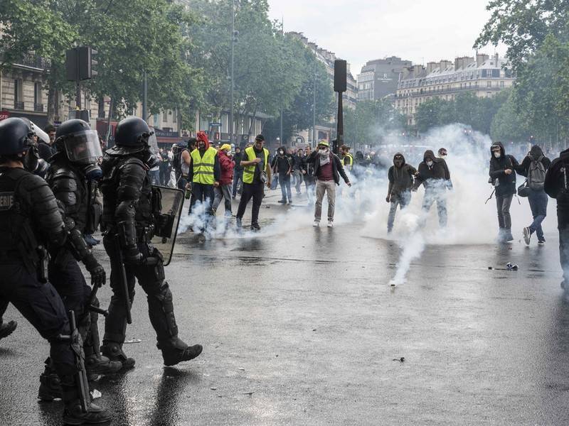 Россиянам во Франции рекомендовали избегать мест скопления толп