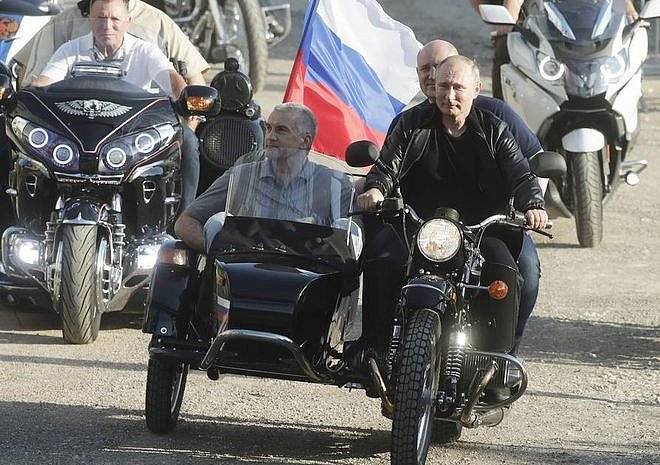 Путин приехал на байк-шоу «Ночных волков» в Крыму на мотоцикле «Урал» (видео)