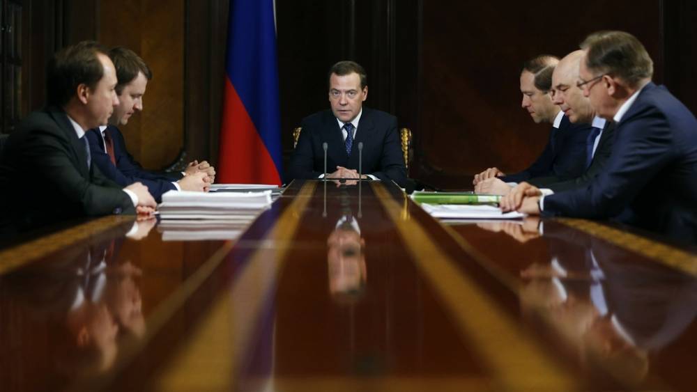 Коррупционеров в один список: Медведев утвердил реестр "утративших доверие" чиновников