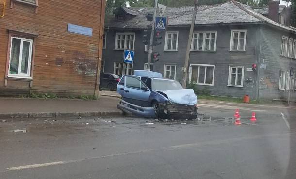 В Сыктывкаре Daewoo вылетела на тротуар после столкновения с Renault