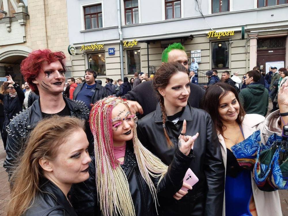 Трансвеститы, бомжи и цыгане устроили фрик-шоу на акции «оппозиции» в Москве
