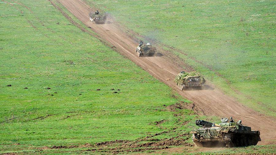 Украинские силовики перебросили в зону конфликта танки, гаубицы и БМП