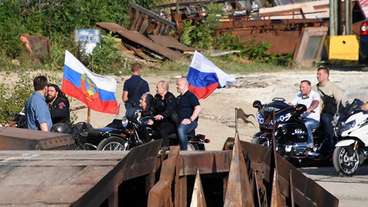 Путин прокатил на мотоцикле Аксенова