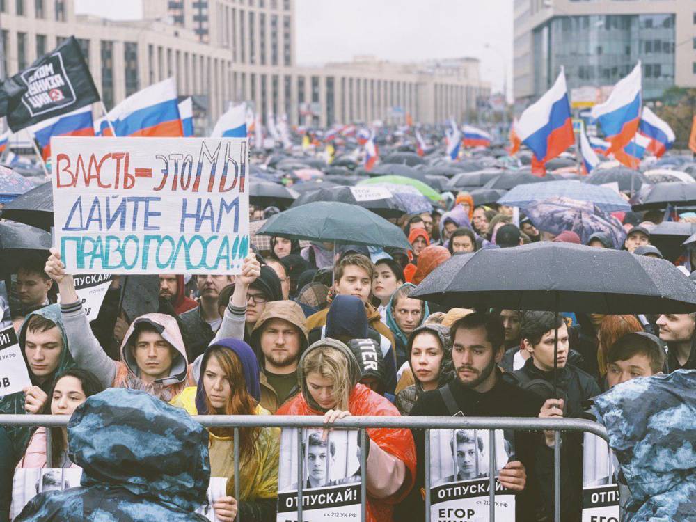 Не менее 60 тысяч человек вышли на акцию за честные выборы в Москве. Задержания начались еще до окончания