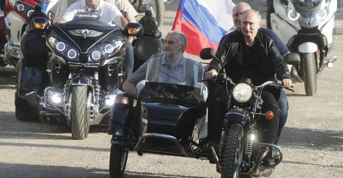 Путин за рулем мотоцикла "Урал" прибыл на байк-шоу