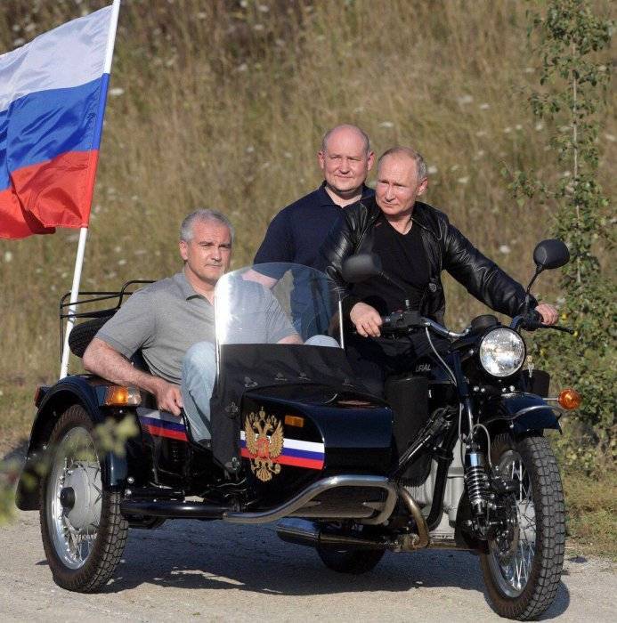Владимир Путин в Севастополе посетил международное байк-шоу