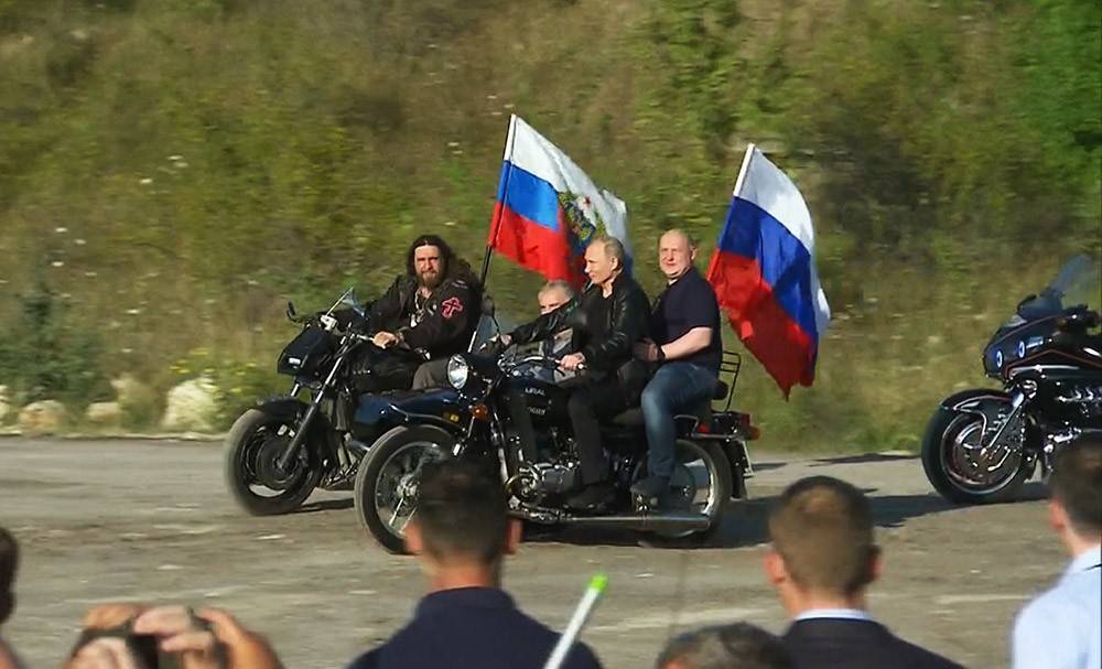 Путин на мотоцикле приехал на открытие байк-шоу (видео)