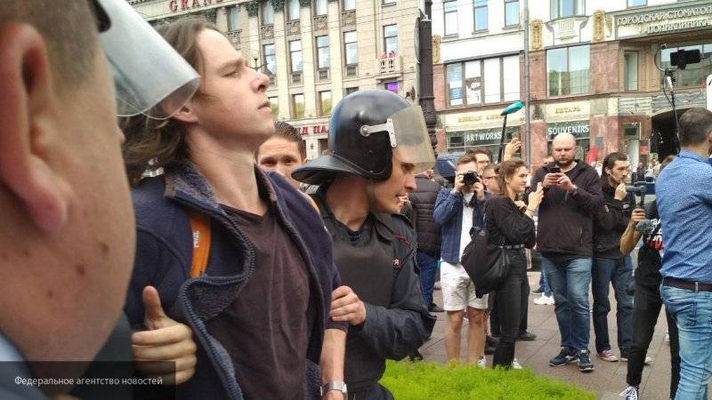 Городские сумасшедшие с невнятными лозунгами устроили пикеты в Петербурге