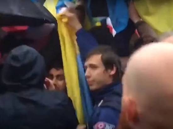 Оппозиционеры подрались на митинге в Москве из-за украинского флага