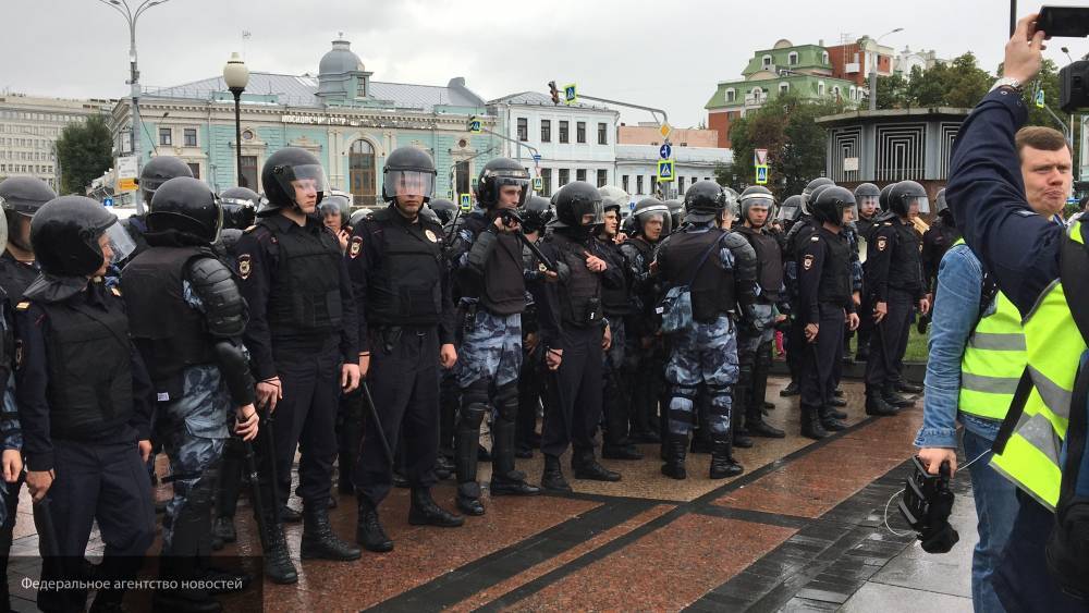 Полиция задерживает людей, пытающихся устроить незаконное шествие после акции на Сахарова