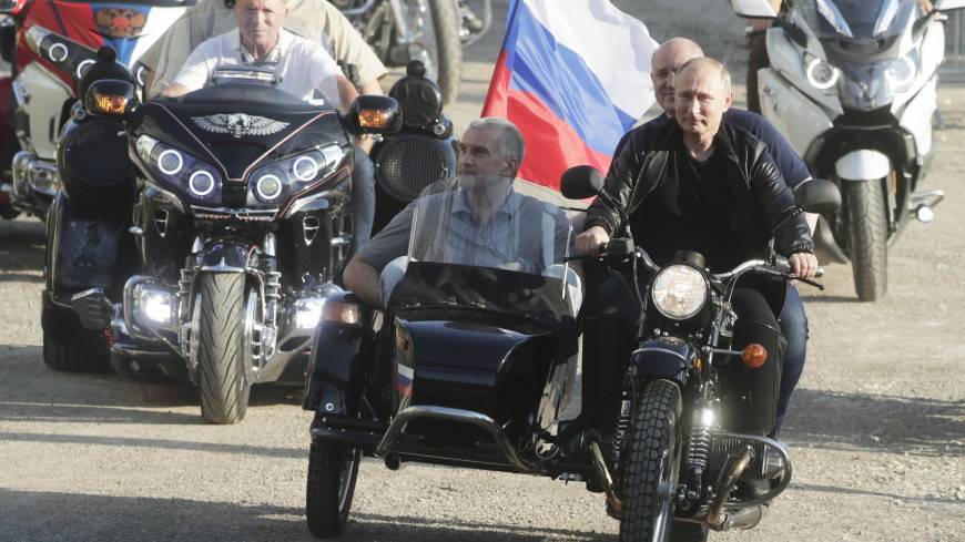 Путин на мотоцикле «Урал» прибыл в Крым на байк-шоу «Ночных волков»