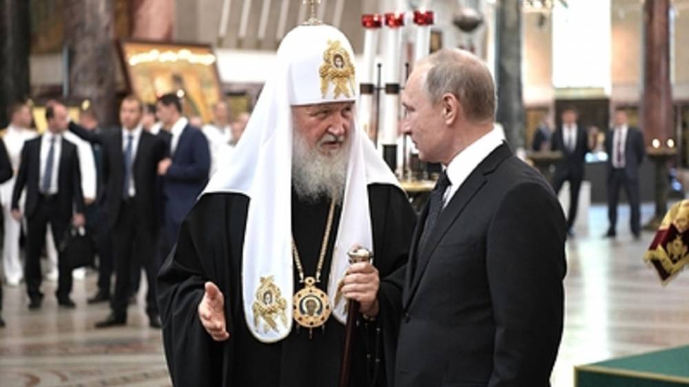 Патриарх Кирилл стал первым, кому Путин пожал руку после инаугурации