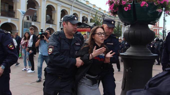 Очевидцы: в петербургской полиции избили участника акции за честные выборы