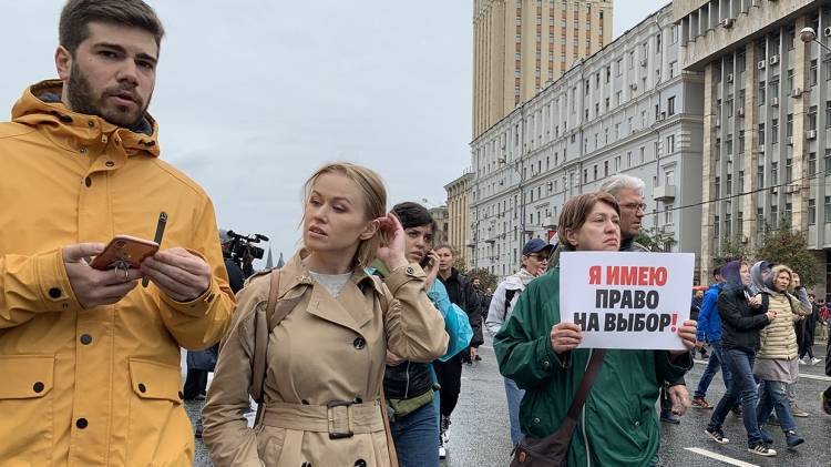 Семеро подростков повелись на провокации «оппозиции» и угодили в автозаки в Москве