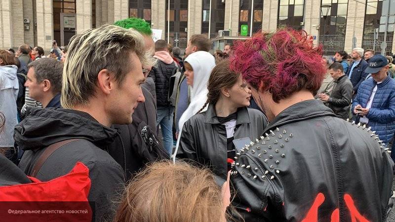 Устраивавшую провокации молодежь задержали после митинга-концерта в Москве