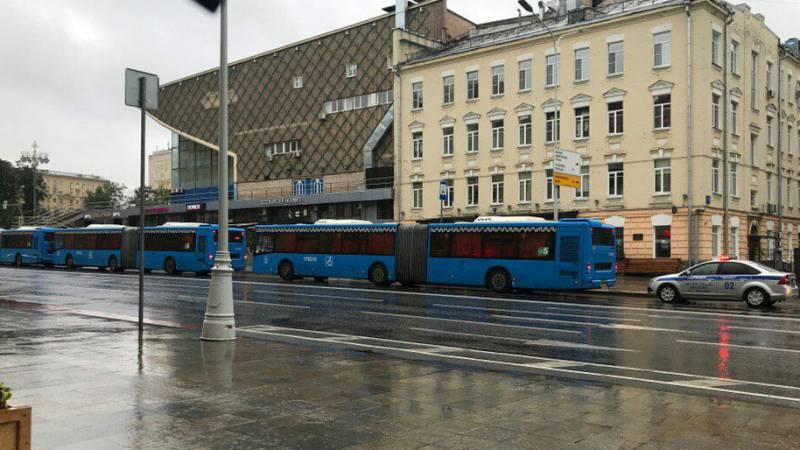 Автобусы с полицией, автозаки и спецтехника прибыли в Москву