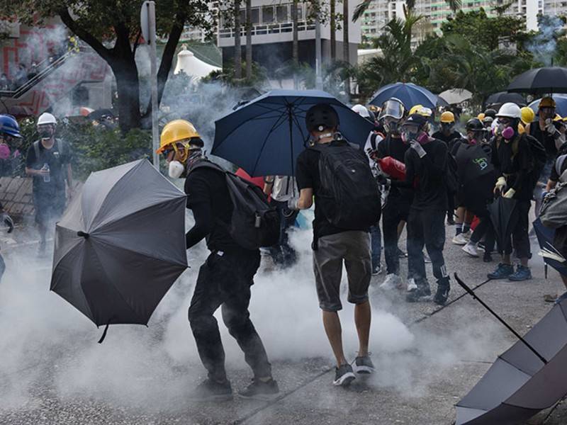 Полиция разогнала демонстрантов слезоточивым газом в Гонконге