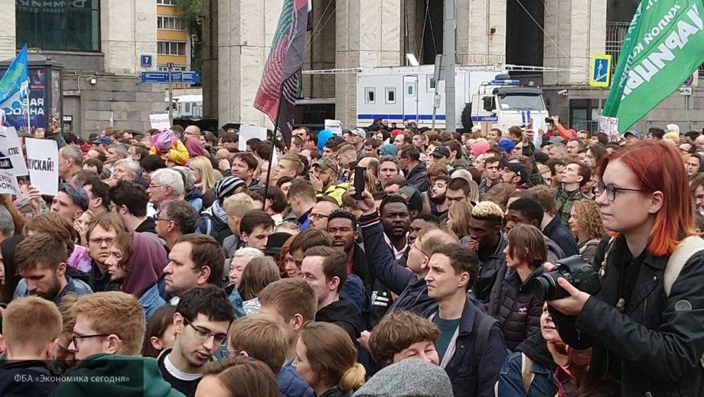 Платная массовка «оппозиционеров» на митинге-концерте состояла из негров и жителей регионов