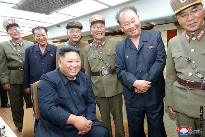 Ким Чен Ын руководил пуском ракет нового типа