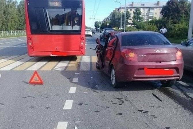 В Казани автобус проехал на красный и врезался в иномарку