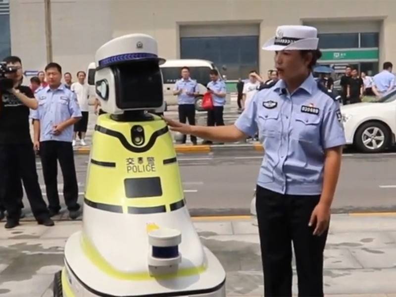 На китайских улицах появились роботы-полицейские