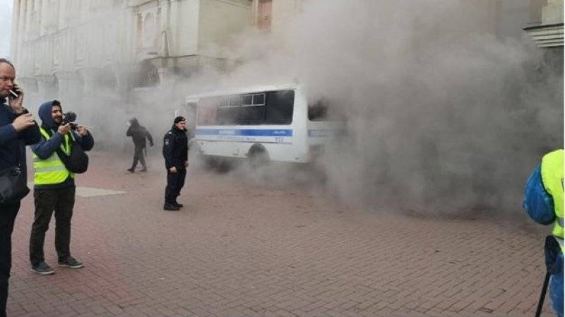 Участники «мирной прогулки» в Москве били стекла и разбрасывали дымовые шашки