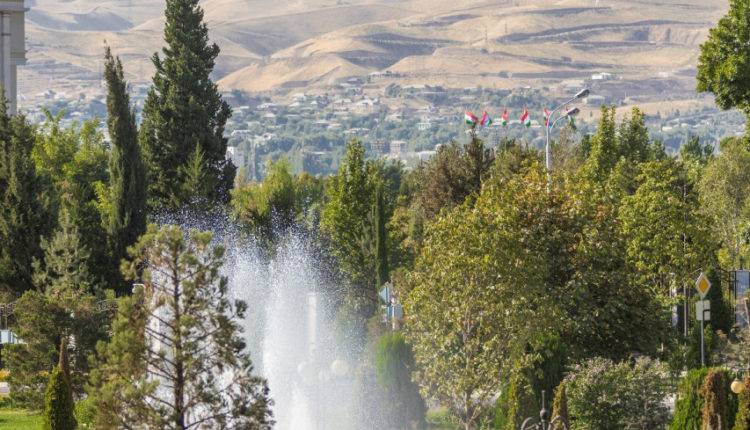 Головные уборы и вода: как жители Таджикистана спасаются от аномальной жары