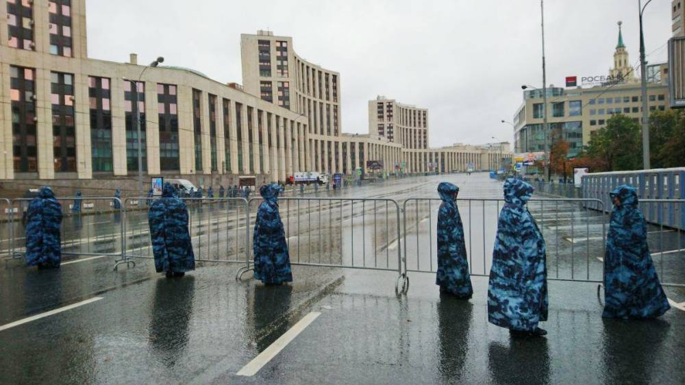 Полицейские досматривают участников митинга в Москве для обеспечения безопасности