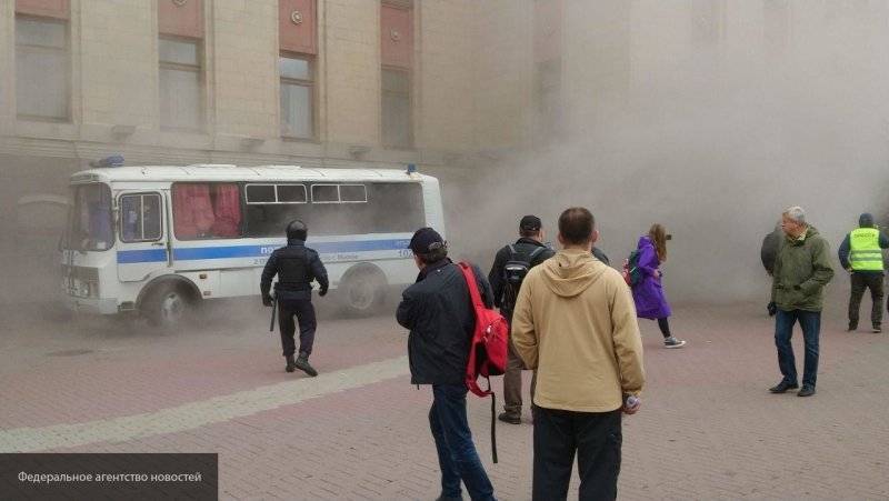 Провокаторы кинули в мусорный бак на митинге-концерте в Москве дымовую шашку