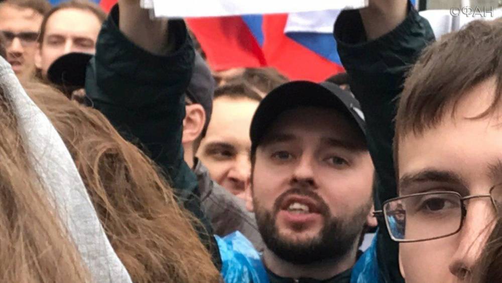 Провокатор на митинге в Москве призвал выдать сотрудника ОМОН Украине