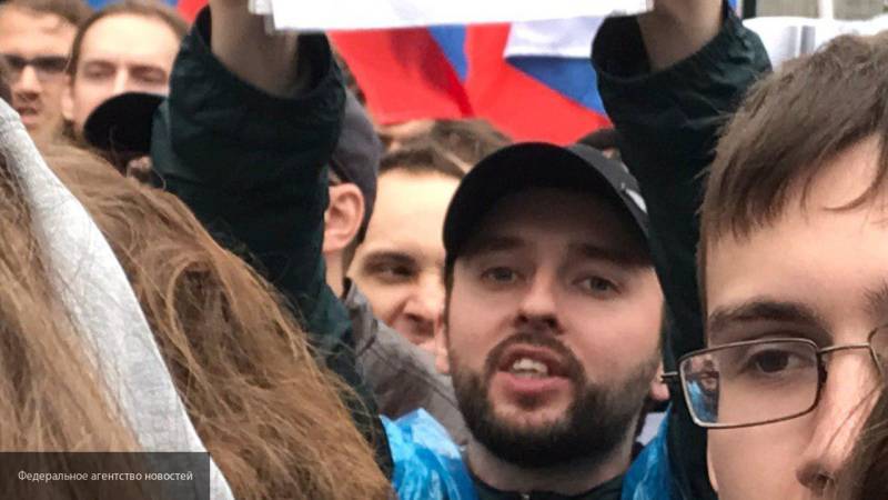 Провокатор на митинге-концерте в Москве призывал выдворить из РФ экс-бойца "Беркута"