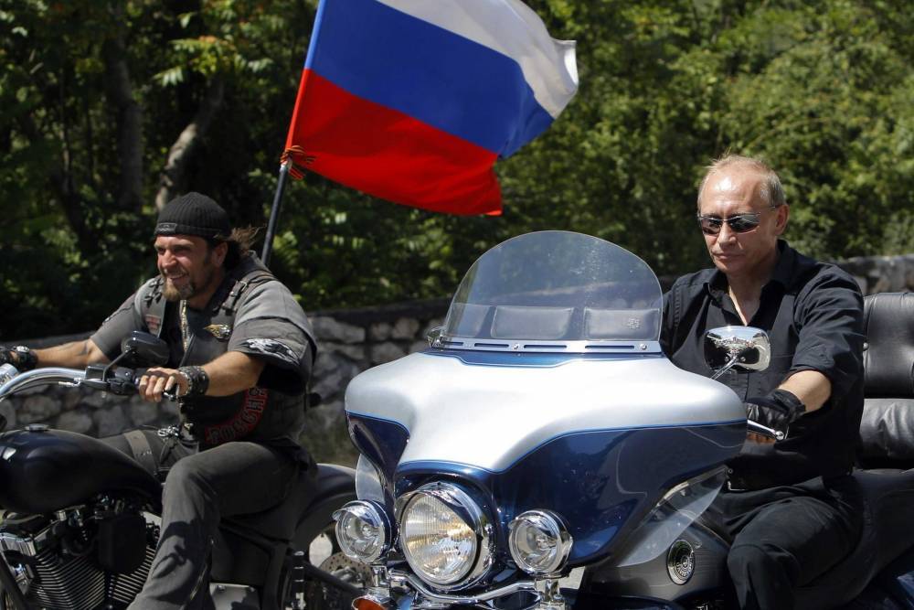 Владимир Путин приехал на мотоцикле в Крым на байк-шоу "Ночных волков"