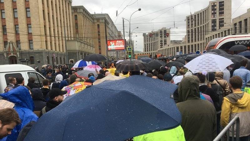 «Оппозиция» не смогла удержать массовку на Сахарова — участники испугались дождя