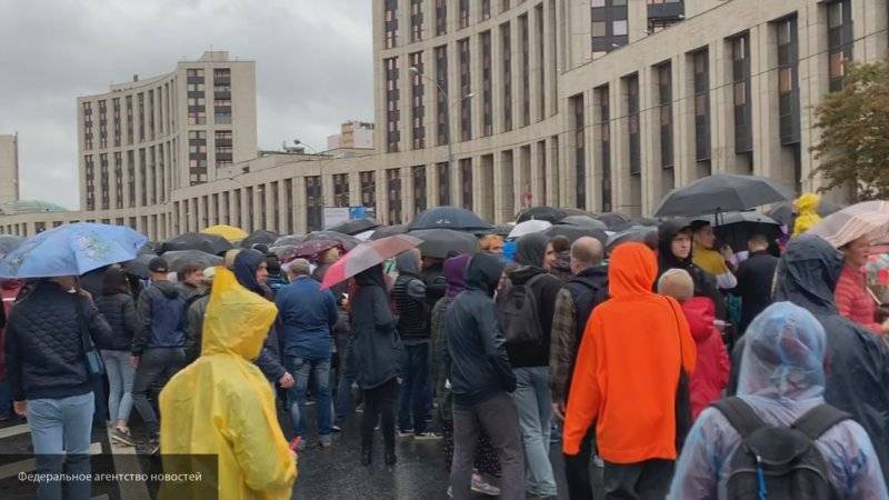 Досмотр участников митинга в Москве проводится в целях безопасности, заявили в МВД