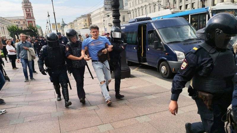 Четырнадцать человек задержали в Петербурге за нарушение правил пикетов
