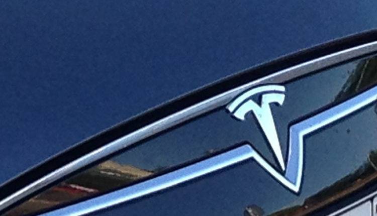 Подвела автоматика: автопилот Tesla стал причиной аварии на МКАД